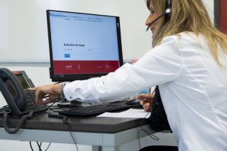 Une hotline en lien avec les violences domestiques, notamment celles à l'encontre des femmes, sera mise en service, en novembre, en Suisse (photo d'llustration). KEYSTONE/JEAN-CHRISTOPHE BOTT